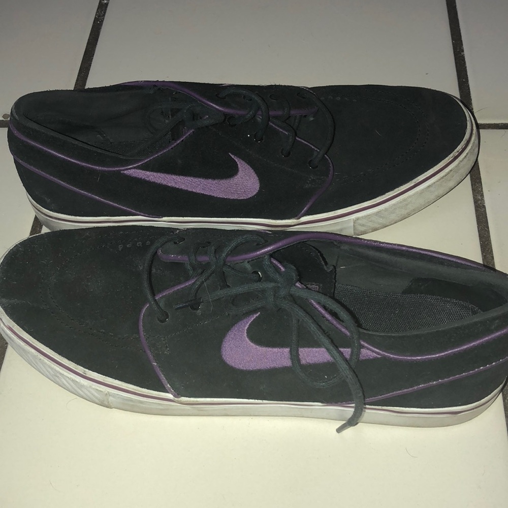 Nike flats casuals